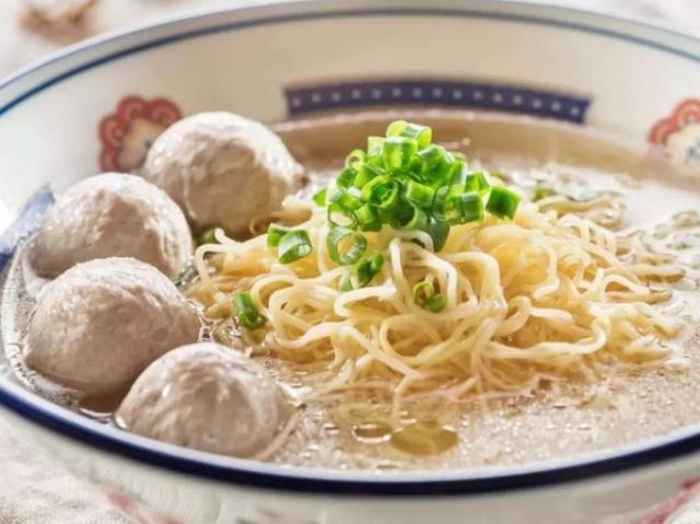 7位“古惑仔”开面馆,48块1碗,排队到炸裂,食客:这价格实惠