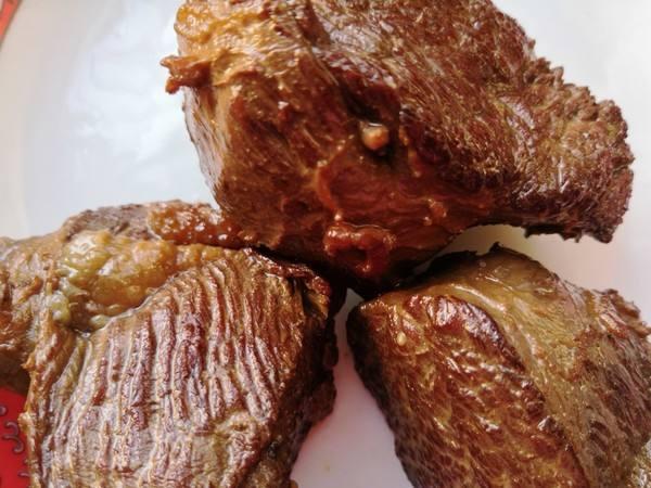 做卤牛肉时,学会这3招,牛肉不散入味,好吃不厌!