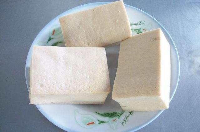 吃不完的豆腐不要放冰箱,一个小方法半月不酸不坏。