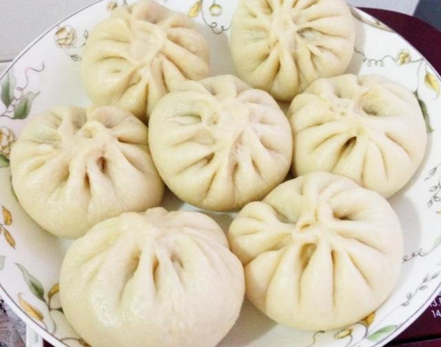包子这样做,薄皮大馅,又香又软,凉了也不硬,蒸了一大锅没够吃
