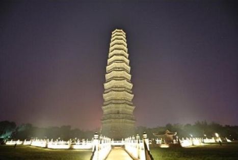 河南一座名气很大的古建筑,素有“天下第一塔“之称,八角十三层