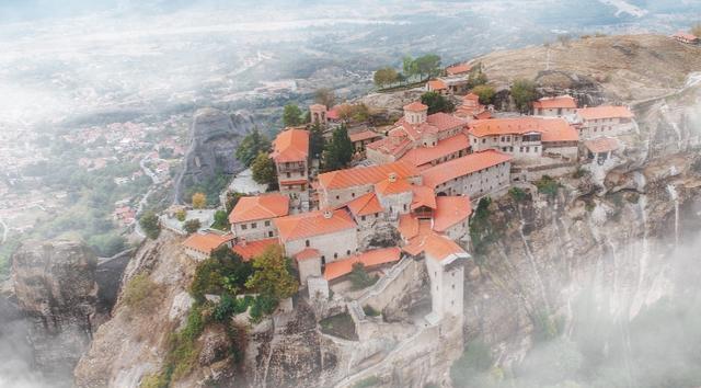 世界上最“险峻”的古建筑，悬空在半山腰上，看了感觉腿软