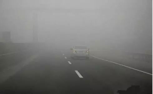 【微讲堂】雾天行车 “雾”必注意安全​