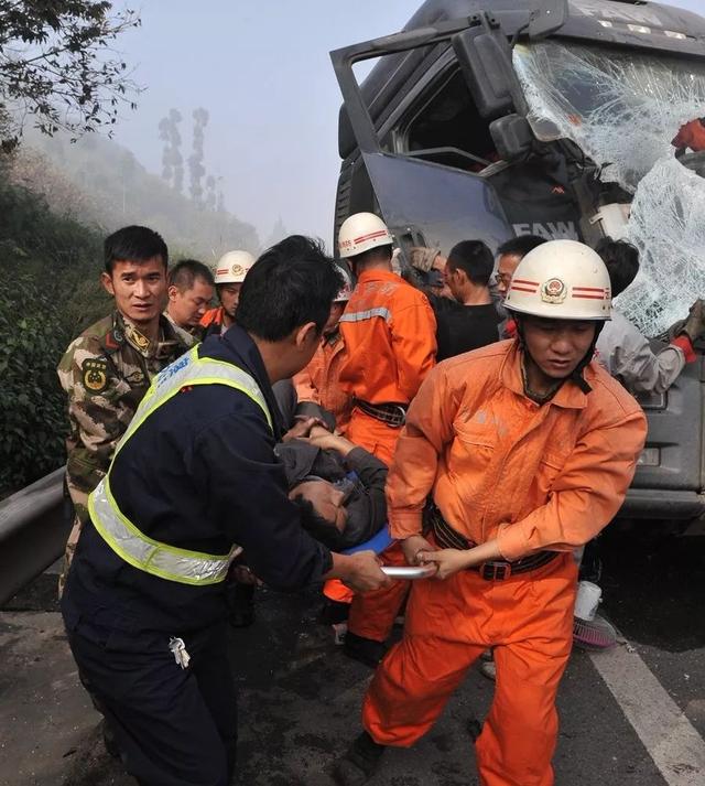 警惕!冬季雾天行车这些常识要知道