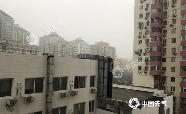 北京多条高速受大雾影响 今明天阴雨在线气温下降明显