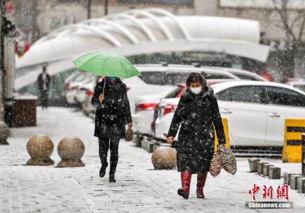 强冷空气来袭 乌鲁木齐迎降雪天气