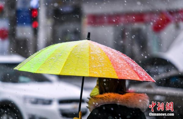 强冷空气来袭 乌鲁木齐迎降雪天气