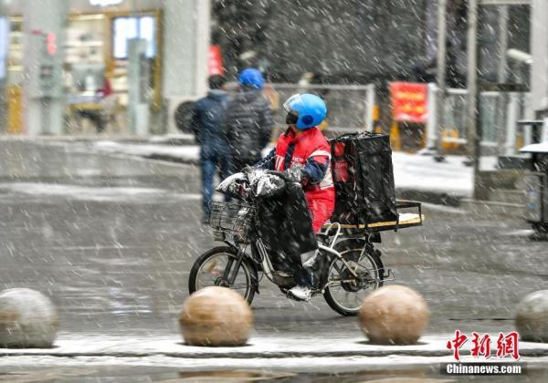 强冷空气来袭 乌鲁木齐迎降雪天气
