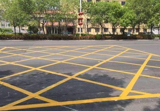 哪些交通标线不能压？哪些能压但不能停车？分不清就要被扣分