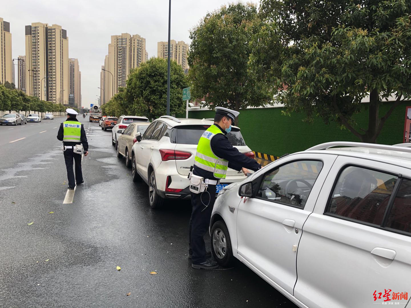 成都交警增设20个复工企业临时停车点 缓解大型企业周边交通压力