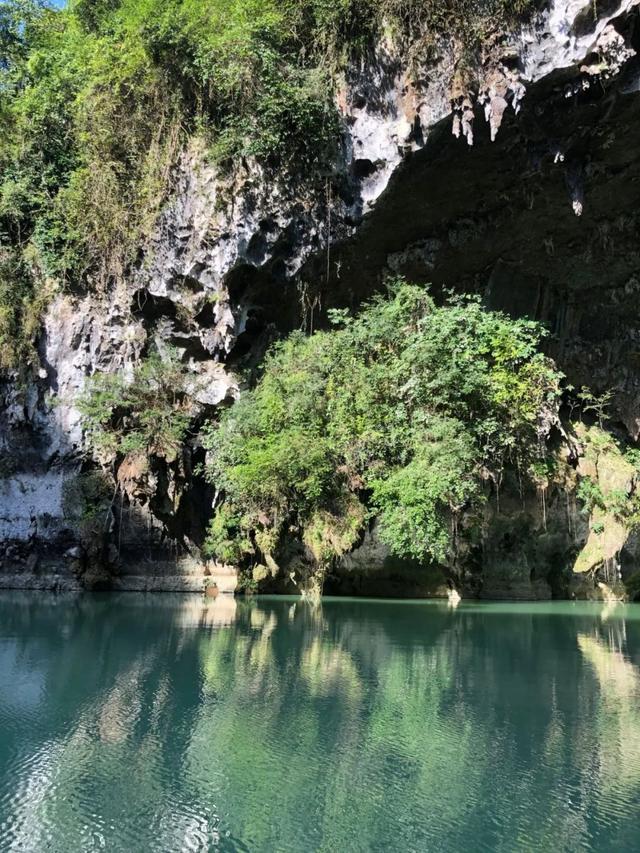 凤山藏世界目前公认唯一的水游天窗群，山中有碧海，仙境一般