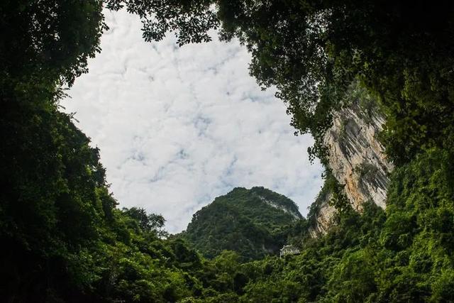 凤山藏世界目前公认唯一的水游天窗群，山中有碧海，仙境一般