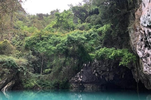 凤山藏世界目前公认唯一的水游天窗群，山中有碧海，仙境一般