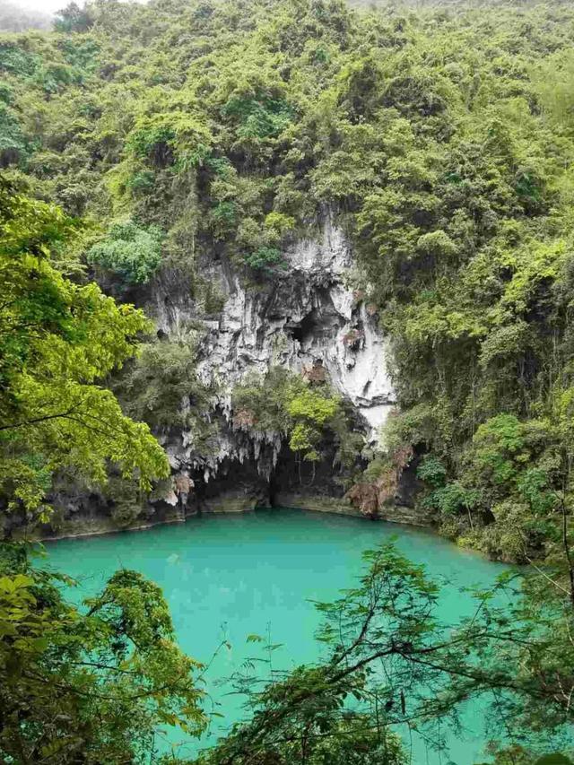 凤山藏世界目前公认唯一的水游天窗群，山中有碧海，仙境一般