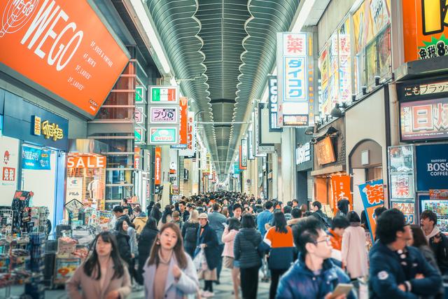 580米的商店街，平日6万人购物，周末更是翻倍，已有380年历史