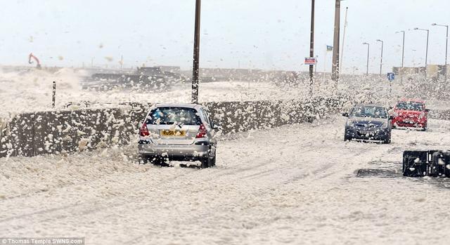 威力最强的飓风肆虐英国，狂风吹起不明泡沫覆盖公路