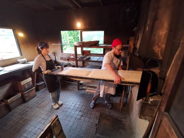 探店丨在藏在日本深山民宅的石窑面包店,感受匠人精神