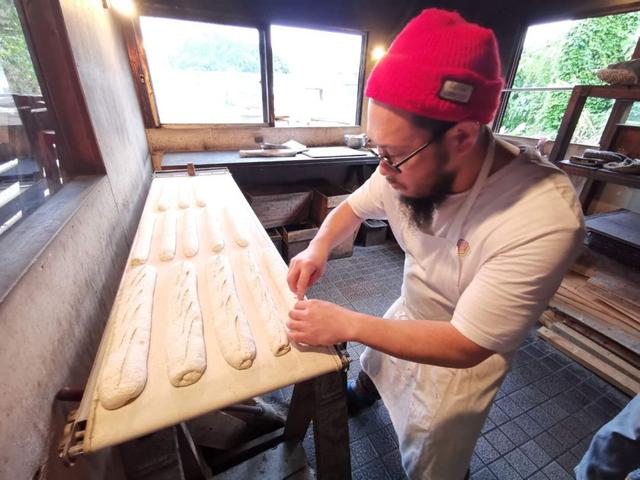 探店丨在藏在日本深山民宅的石窑面包店,感受匠人精神