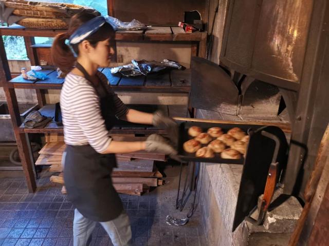 探店丨在藏在日本深山民宅的石窑面包店,感受匠人精神