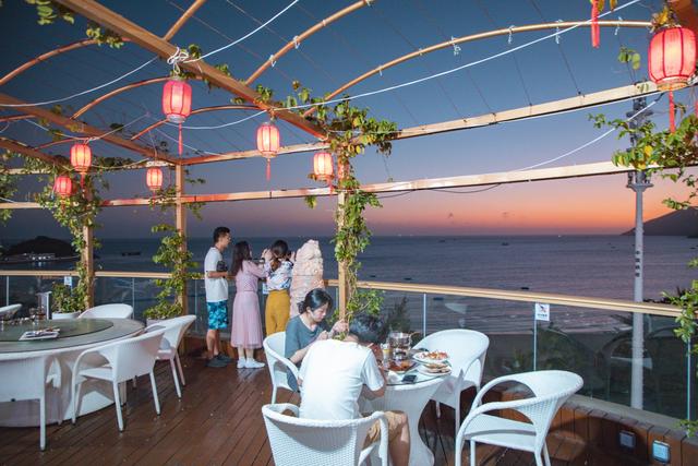 美景美食不可辜负，三亚可以边吃海鲜边欣赏大东海的落日餐厅