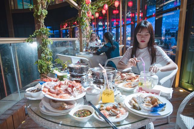 美景美食不可辜负,三亚可以边吃海鲜边欣赏大东海的落日餐厅
