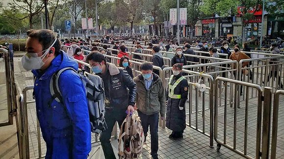 消毒、测温、限制早高峰人流,复盘上海如何守护“交通大动脉”