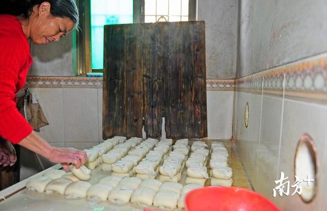 舌尖上的梅县:它是客家人常见的桌上美食,乾隆曾赐名“金裹玉”