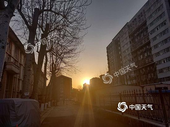  今晨北京天气晴朗，阳光上线。