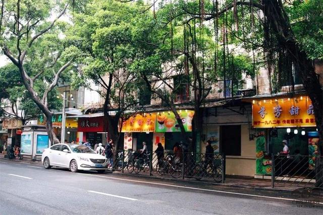 国内可以不吃,又不得不去的美食街。北京南锣鼓巷就是一个