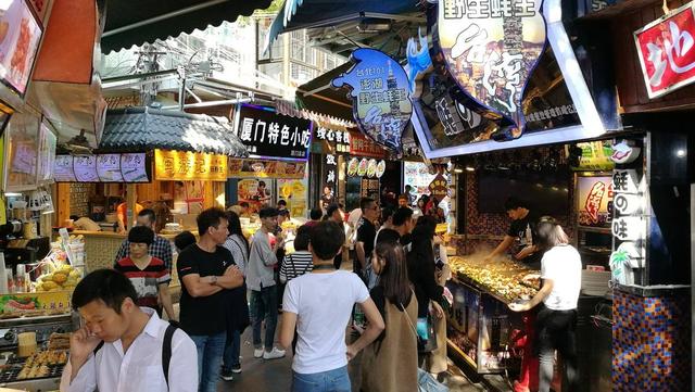 国内可以不吃,又不得不去的美食街。北京南锣鼓巷就是一个