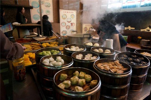 国内可以不吃，又不得不去的美食街。北京南锣鼓巷就是一个