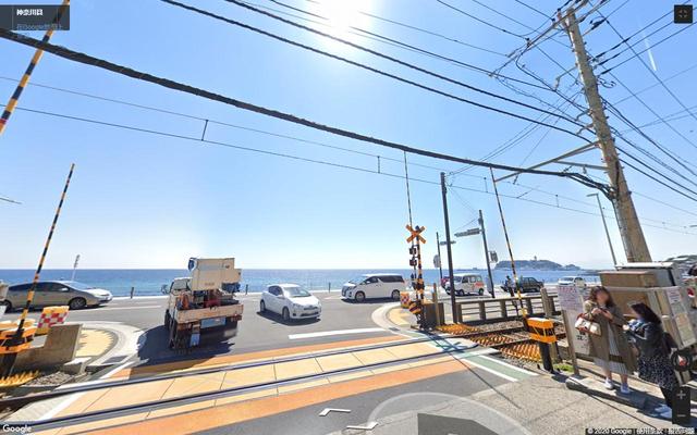 日本镰仓高中旁边的沿海铁路,灌篮高手取景地,旁边的海景房实拍