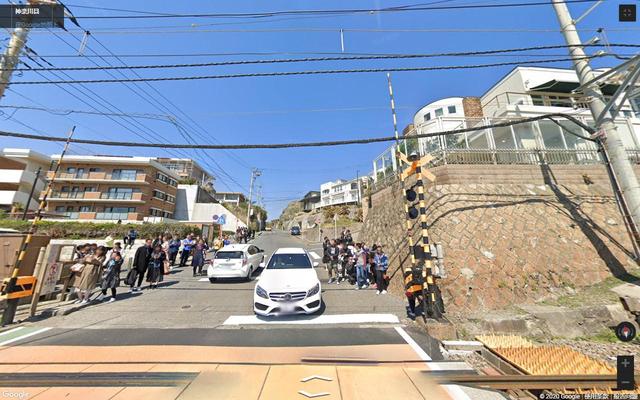 日本镰仓高中旁边的沿海铁路,灌篮高手取景地,旁边的海景房实拍