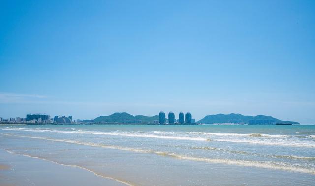 三亚最美沿海公路,绵延海岸十几公里,是多数游客的第一印象