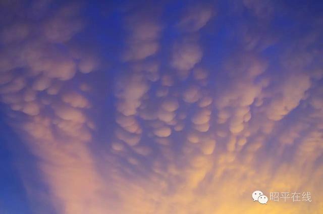 地震后，昭平出现地震云景象