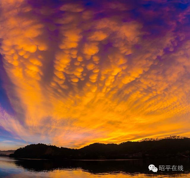 地震后，昭平出现地震云景象