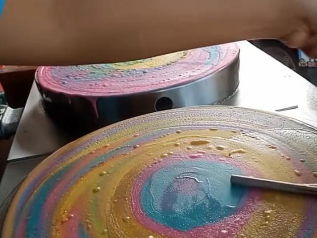 泰国网红小吃彩虹煎饼,七彩斑斓口味丰富,能靠颜值偏要靠味道