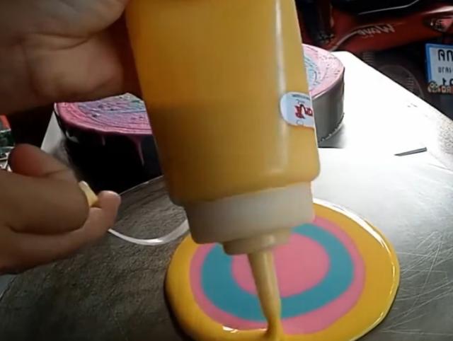 泰国网红小吃彩虹煎饼,七彩斑斓口味丰富,能靠颜值偏要靠味道
