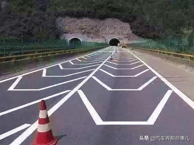 交警提示:还不认识4种交通标线?那就别开车,否则3天扣光12分!