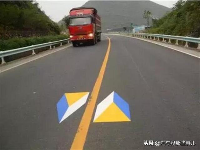 交警提示:还不认识4种交通标线?那就别开车,否则3天扣光12分!