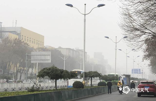 大雾橙色预警信号！河北衡水大雾迷城 交通受阻