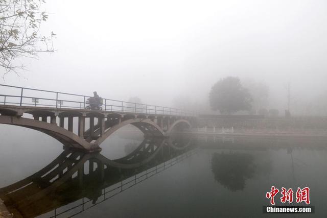 全国多地遭大雾笼罩 污染预计持续到明天