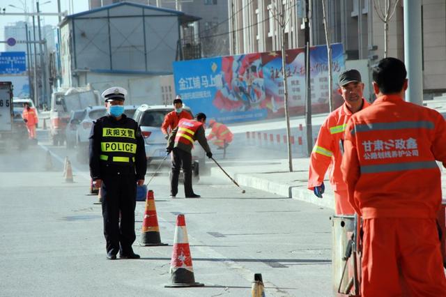 西峰交警施划交通标线规范城区交通秩序