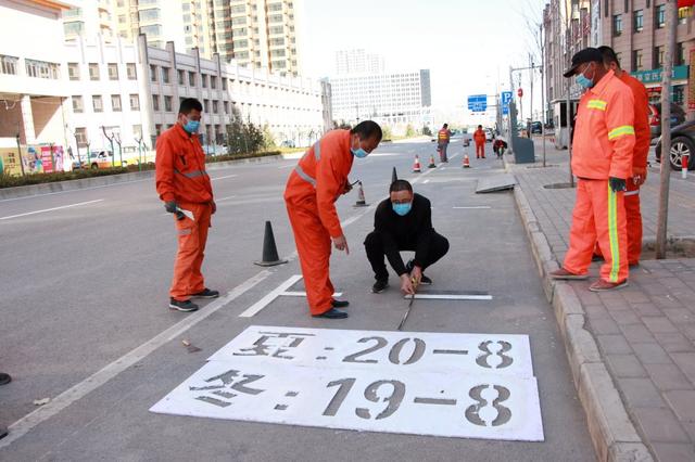 西峰交警施划交通标线规范城区交通秩序