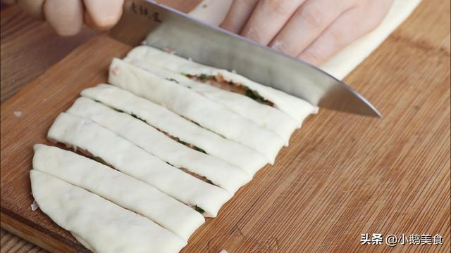 面食这样做,孩子三天两头点名吃,酥脆柔软太香了,一根根吃不停