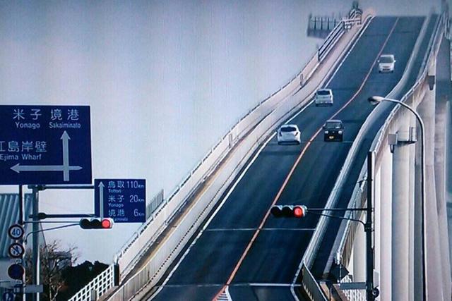 日本最陡峭的一座桥，大量游客来此参观，最后都失望而归