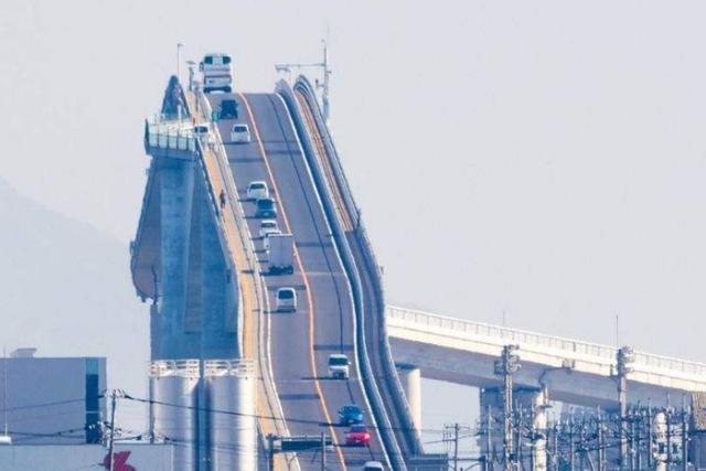 日本最陡峭的一座桥，大量游客来此参观，最后都失望而归