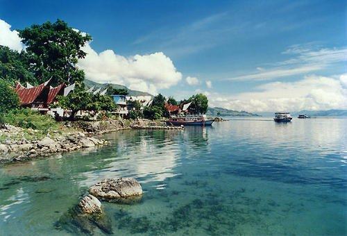印尼一个著名景点，湖中有岛，岛中有山的奇特景观，游客不能错过
