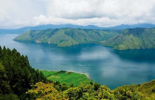 印尼一个著名景点，湖中有岛，岛中有山的奇特景观，游客不能错过