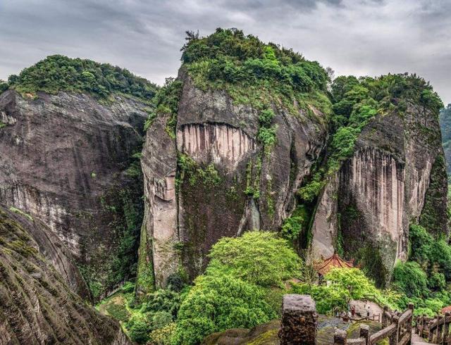 亚洲“最大”的巨石!竟在我国境内,有1000多级台阶,成知名景点